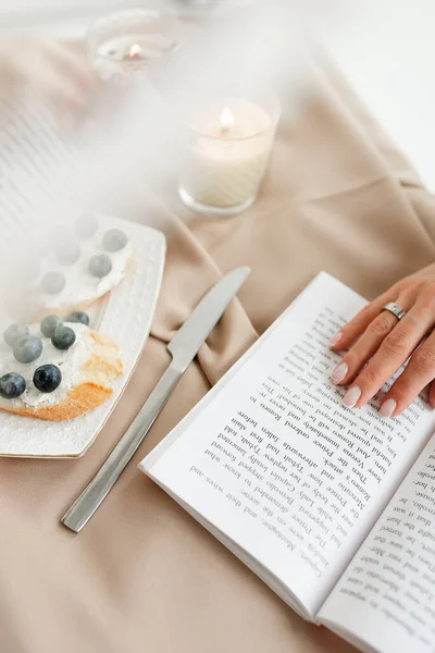 Livro Aberto Sanduíches Faca Sobre Mesa Fechar Minimalismo — Fotografia de Stock