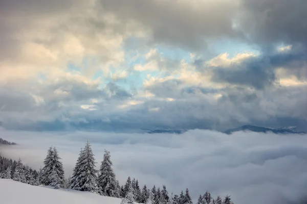 Montagnes d'hiver et brouillard — Photo