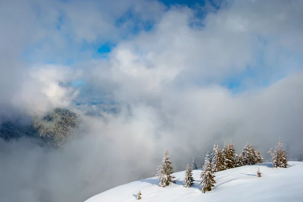 Winterberge und Nebel — Stockfoto