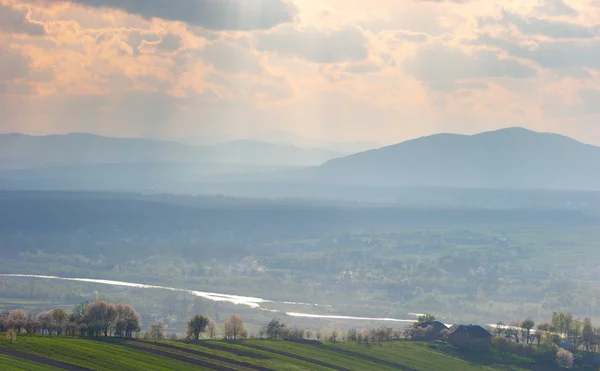 Köy ve sis; Bahar; bulutlar aracılığıyla ışık;
