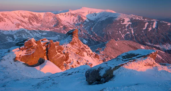 Winter Carpathian mountains; rock and a morning light — Stock Photo, Image