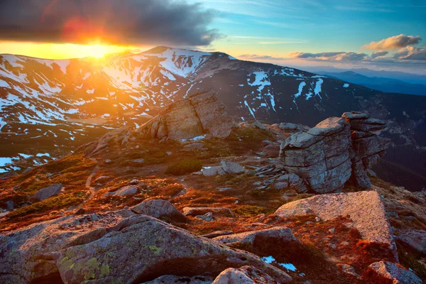カルパティア山脈の山々 の朝の劇的な光 — ストック写真