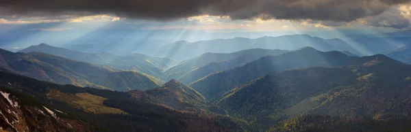 Lumière dramatique dans les Carpates, début du printemps — Photo