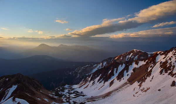 Dramatic light in the Carpathian Mountains, early spring — Stock Photo, Image