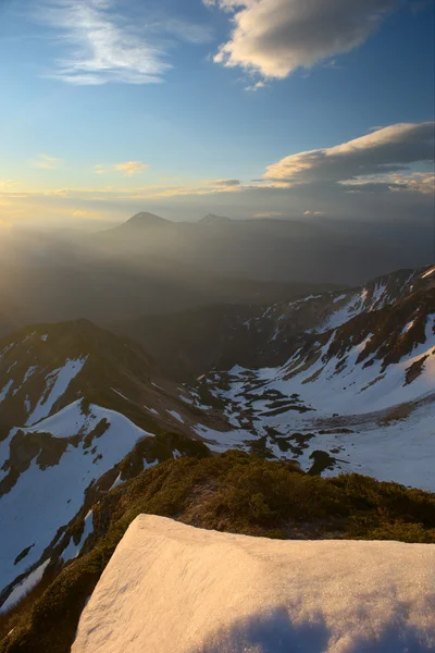 Dramatic light in the Carpathian Mountains, early spring — Stock Photo, Image