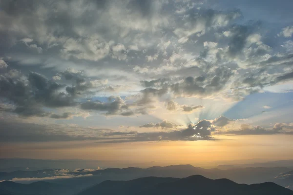 Licht durch Wolken — Stockfoto