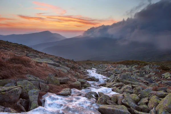 Dağlarda gün batımı