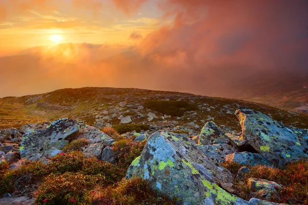 Röda moln och stenar — Stockfoto