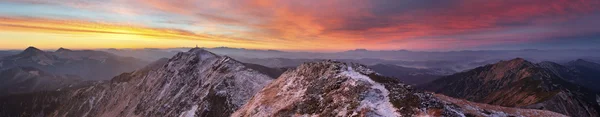 Sonnenaufgang in den Bergen — Stockfoto