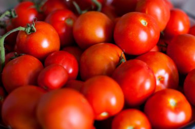 Büyük bir tabak üzerinde domates