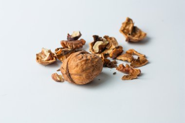 Beyaz arka plan üzerinde kabukları ile fındık 