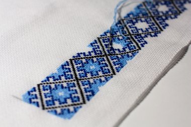 Makro fotoğraf 2 adet çeşitli renklerde dikiş