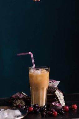 Dondurma ve kremayla taze kahve hazırlıyorum.