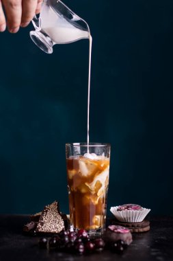 Buzlu ve şekerli sade kahve.