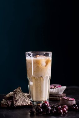 Akşam yemeğinde süt ve kahve kokteyli.