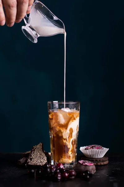 Приготовление Кофе Сахаром Свежим Молоком Завтрак — стоковое фото