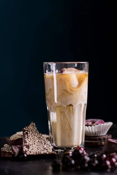 Сладкий Кофе Молоком Сладостями — стоковое фото