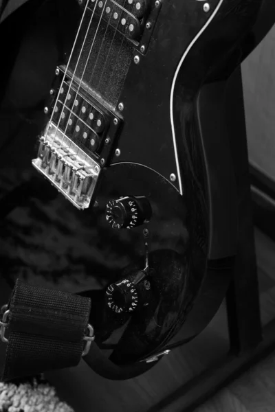 Svart polerad gitarr — Stockfoto