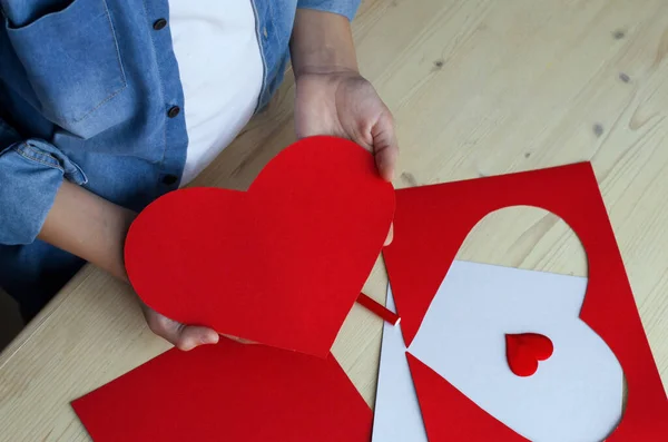 Cartão Férias Diy Com Coração Papel Vermelho Símbolo Amor Miúdo — Fotografia de Stock