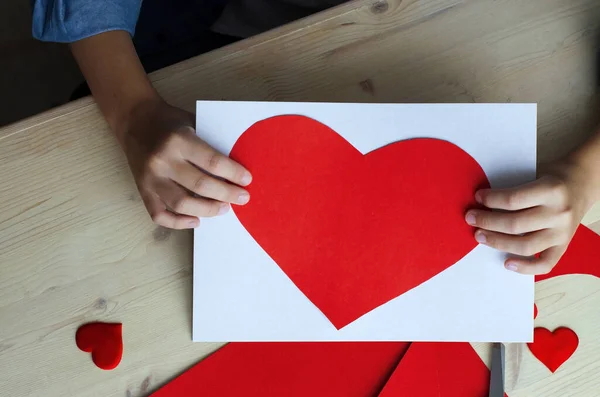 Cartão Férias Diy Com Coração Papel Vermelho Símbolo Amor Miúdo — Fotografia de Stock