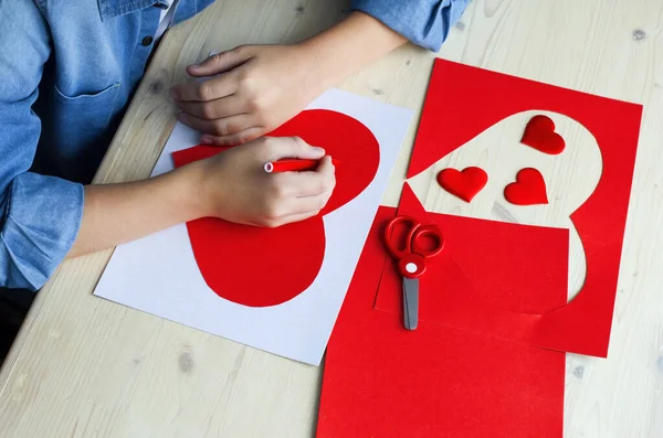 Diy节日卡片 红纸心形 爱情的象征 孩子们做母亲节 情人节 生日贺卡 业余爱好 儿童艺术概念 亲手做礼物 Diy儿童概念 — 图库照片