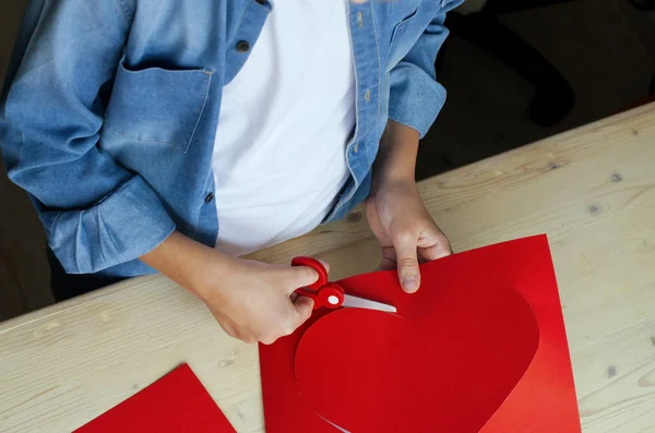 Karta Wakacyjna Diy Czerwonym Papierowym Sercem Symbolem Miłości Dzieciak Robi — Zdjęcie stockowe