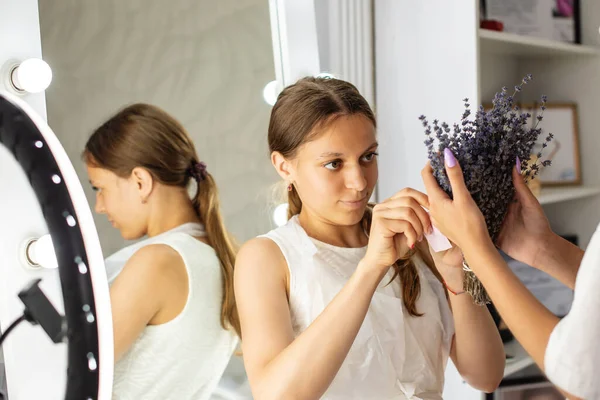 Manicure Maakt Foto Van Haar Nagelwerk Met Een Smartphone Een — Stockfoto