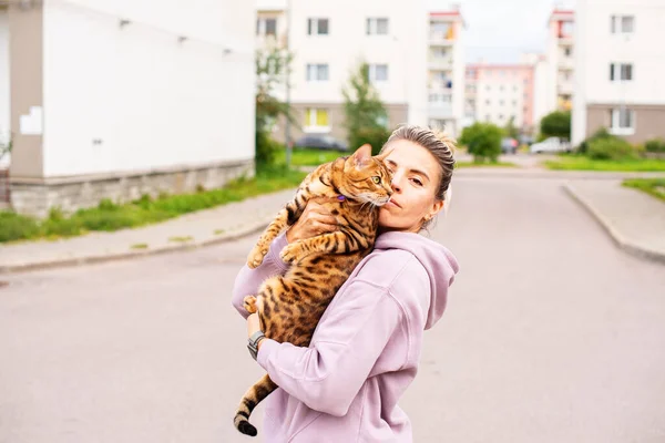 Mulher Andando Com Gato Bengala Uma Coleira Livre Conceito Pet — Fotografia de Stock