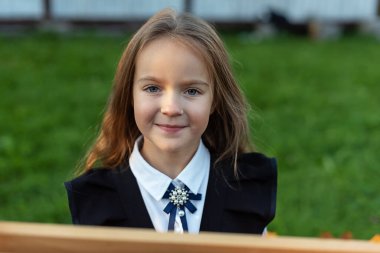 Beyaz ve siyah elbiseli, gülümseyen beyaz kadın çocuk..