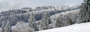 Karla kaplı tepe kanadı geniş panoramik görünüm