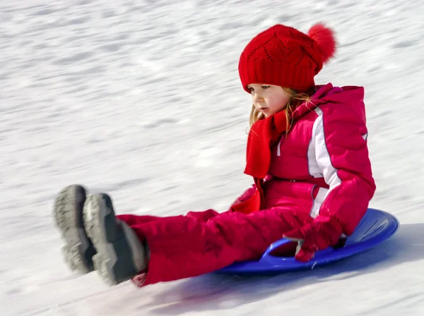 Meisje met sneeuw sleeën — Stockfoto