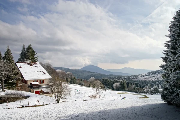フランスの山々、スキー リゾートの 1 つのホテル — ストック写真