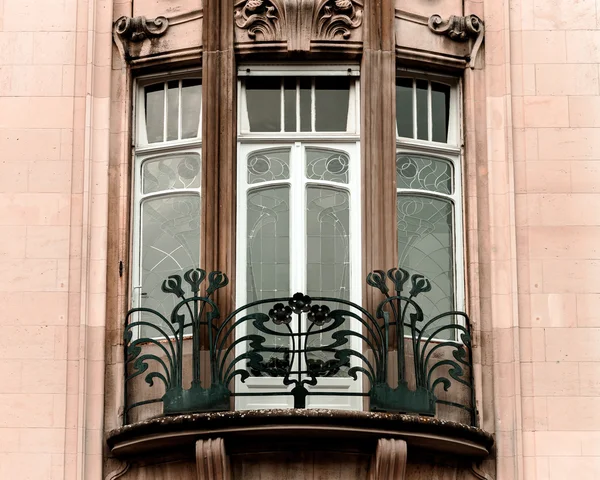 Красиві вікна сучасного архітектурного стилю — стокове фото