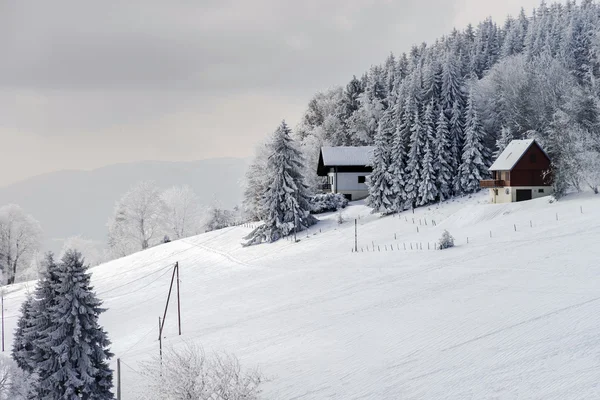 Sneeuw bedekte flank van heuvel, winter bergen — Stockfoto