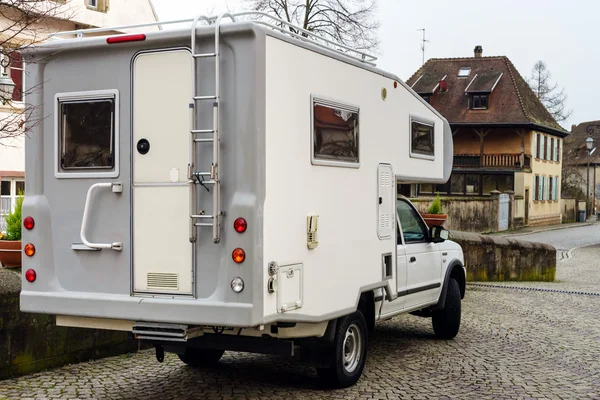 Caravane touristique dans la rue si petit village — Photo