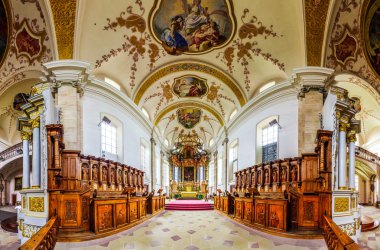 Panoramik manzaralı güzel Barok kilise iç