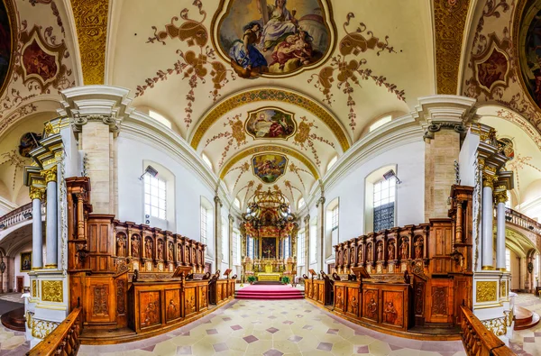 Vista panorâmica do belo interior da igreja barroca — Fotografia de Stock