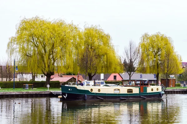 Malé jachtě plující na průplavu Marne-Rhin v Saverne, Francie — Stock fotografie