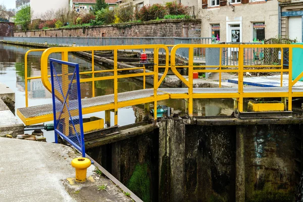 Fartyget lock eller flood gate på kanalen för Marne-Rhin — Stockfoto