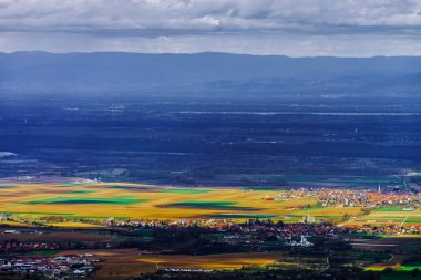 Abbey Mont Saint Odile üzerinden panoramik Özeti Alsace için. Bahar