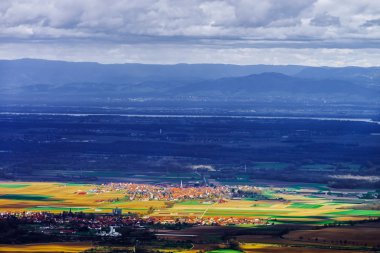 Abbey Mont Saint Odile üzerinden panoramik Özeti Alsace için. Bahar