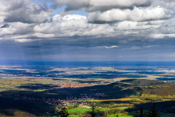 Panoramisch overzicht naar Alsace van de abdij van Mont Saint Odile. Lente — Stockfoto