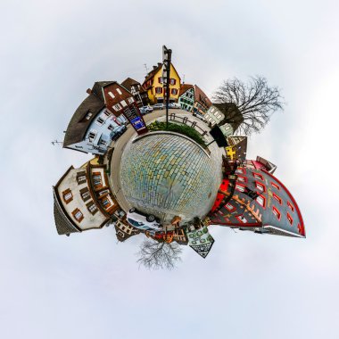 Küçük Fransız köyünün komik cadde görünümü. Uzayın eğriliği, 