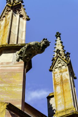 Gargoyle üzerinde Gotik Katedrali, bir kule mavi gökyüzü ba detay