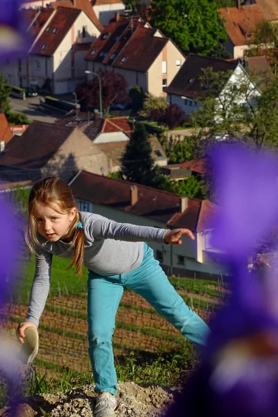 Schattig klein meisje die zich voordeed op platteland — Stockfoto