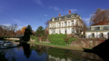 Strazburg: 10 Kasım 2015: turistik tekne kanal Strasbourg, sonbahar görünümü, 4 k Yüzme