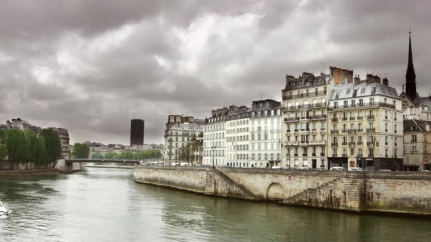 PARIS, 12 de maio de 2016, Fame Notre Dame Tour Barco passando Rio Sena Paris França Navio em Movimento Francês (Ultra Alta Definição, Ultra HD, UHD, 4K) Turismo em Paris — Vídeo de Stock