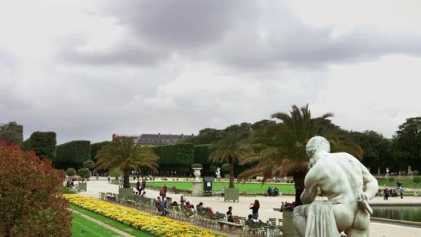 PARIS: 12 MAIO 2016: Clima nublado sobre o jardim do Luxemburgo em Paris, França — Vídeo de Stock