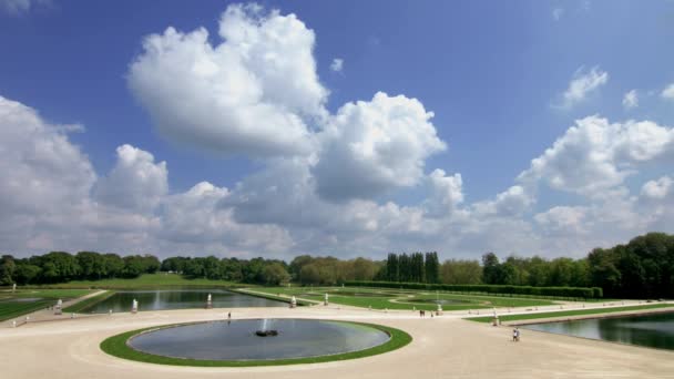 Chantilly castillo hermoso parque eith esculturas y fontaines — Vídeo de stock