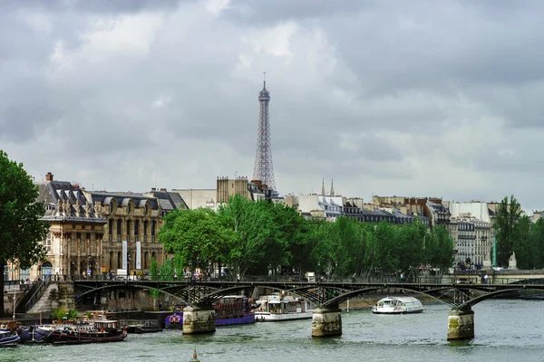 Editorial, 13 de mayo de 2016: París, Francia. Tradicional París stree —  Fotos de Stock